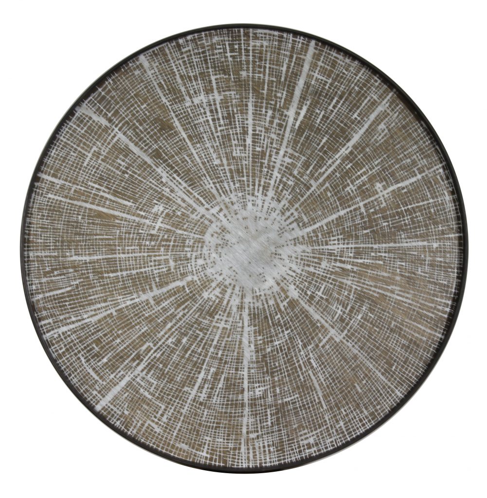 Une assiette ronde en bois au design blanc et marron.