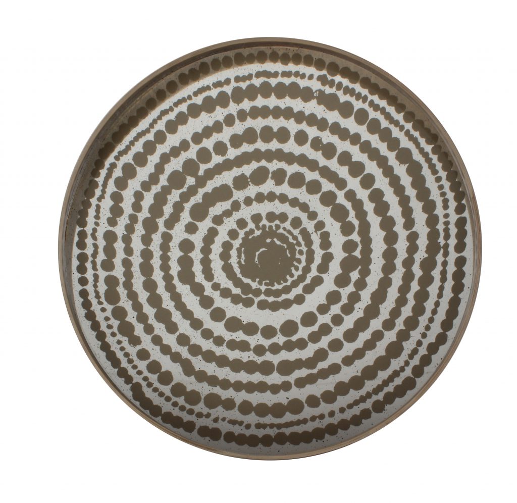 Une assiette avec un motif circulaire dessus.