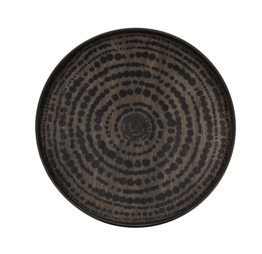 Une assiette en noir et blanc avec un design en noir et blanc.