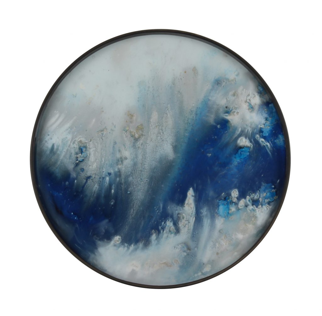 Une peinture abstraite bleue et blanche sur fond noir.