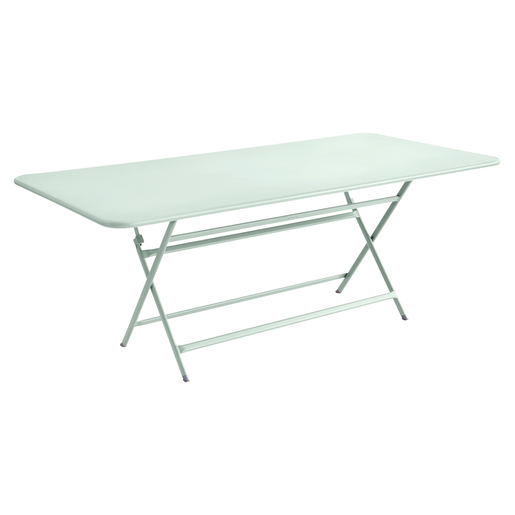 Une table pliante verte sur fond blanc.