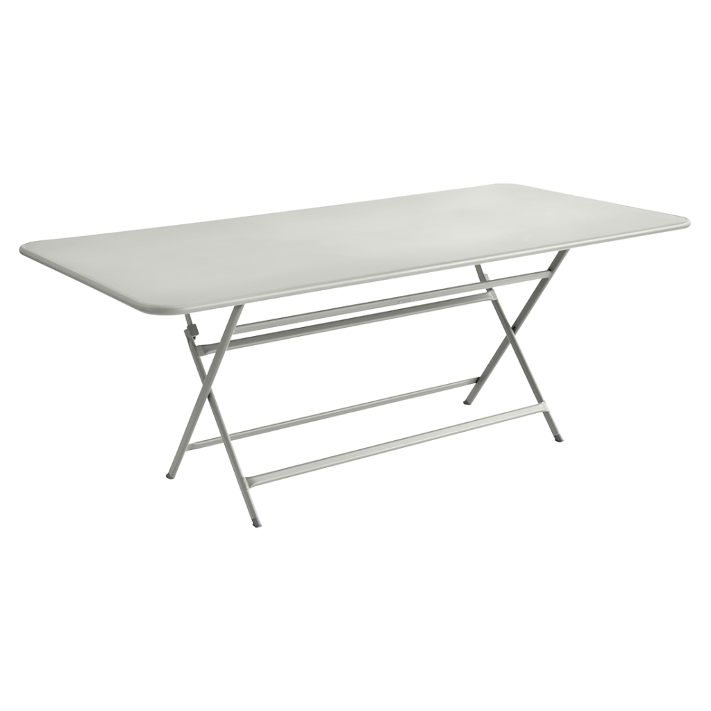 Une table pliante blanche sur fond blanc.