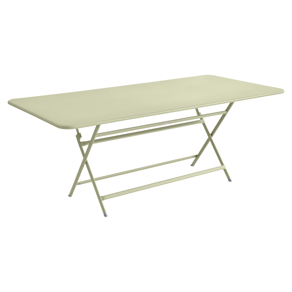 Une table pliante verte sur fond blanc.
