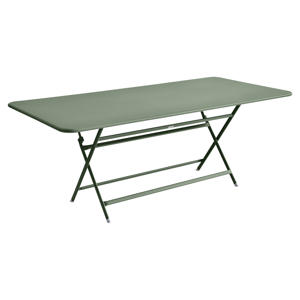 Une table pliante verte sur fond blanc.