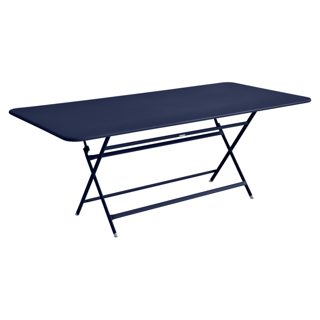 Une table pliante bleue sur fond blanc.