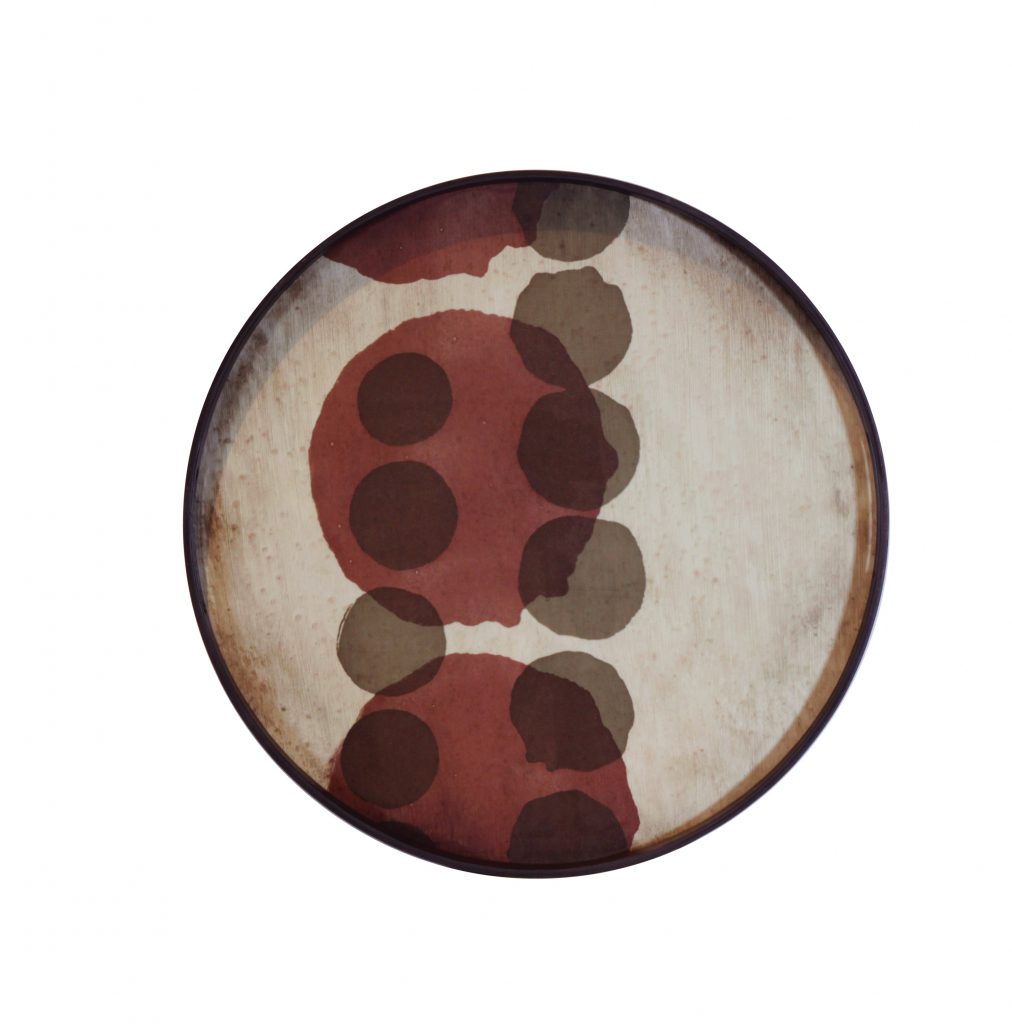 Une assiette ronde avec des pois marron et marron dessus.