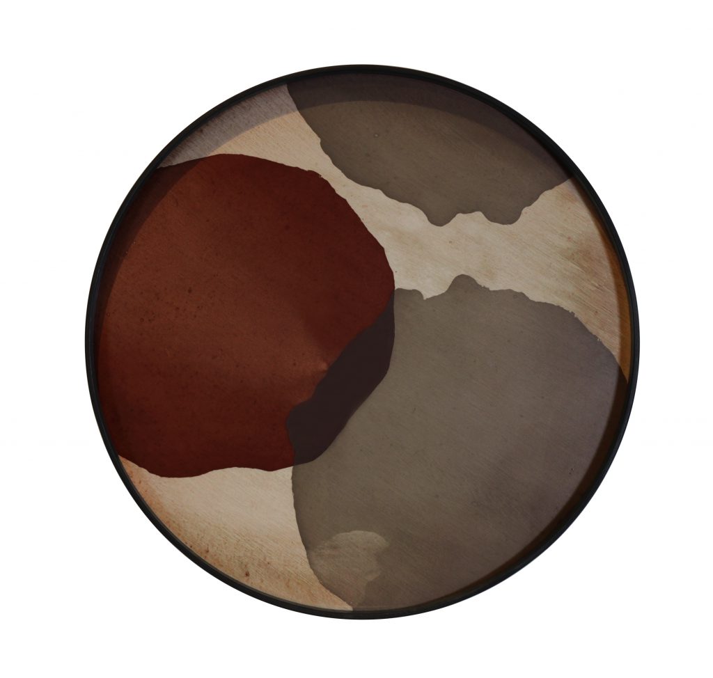 Une assiette ronde avec un design marron, gris et noir.