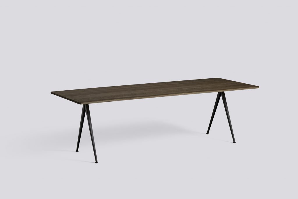 Une table en bois avec des pieds noirs sur fond blanc.