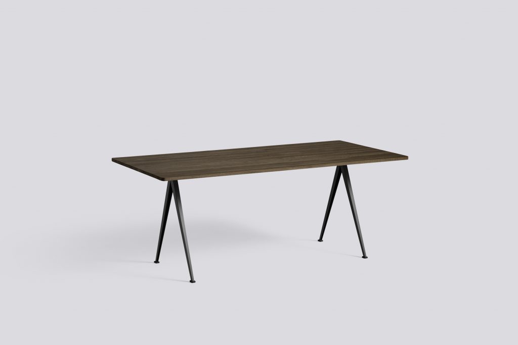 Une table en bois avec des pieds noirs sur fond blanc.
