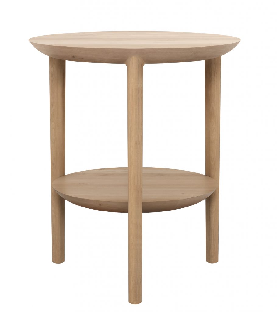 Une table d'appoint en bois avec une étagère sur le dessus.