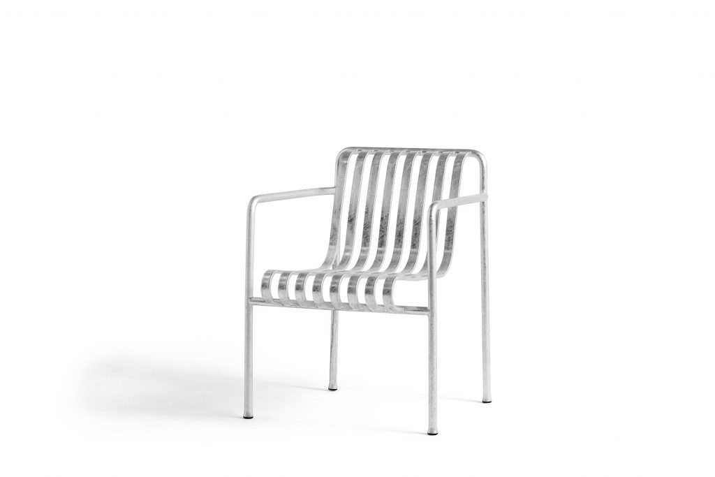 Une chaise en métal argenté sur fond blanc.