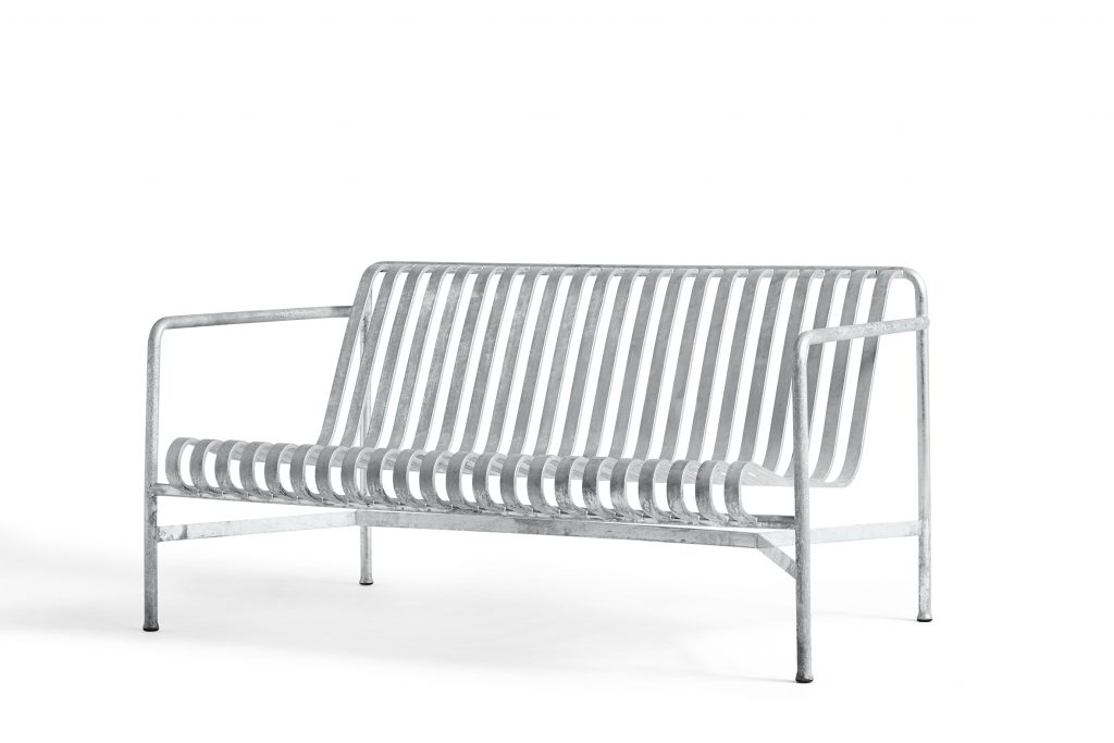Un banc blanc avec une structure en métal sur fond blanc.