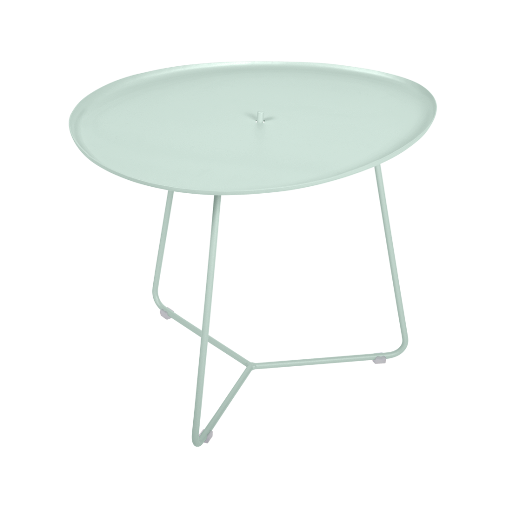 Une table ronde avec une base en métal et un plateau blanc.