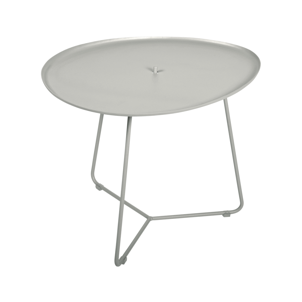 Une table ronde avec une base en métal sur fond blanc.