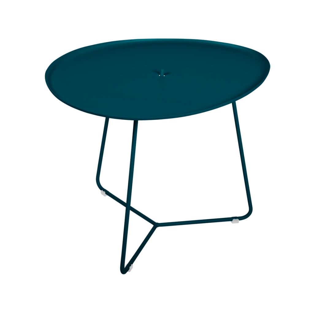 Une table bleue avec une base en métal.