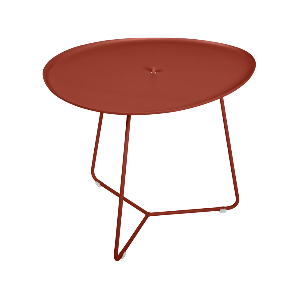 Une table d'appoint rouge avec une base en métal.