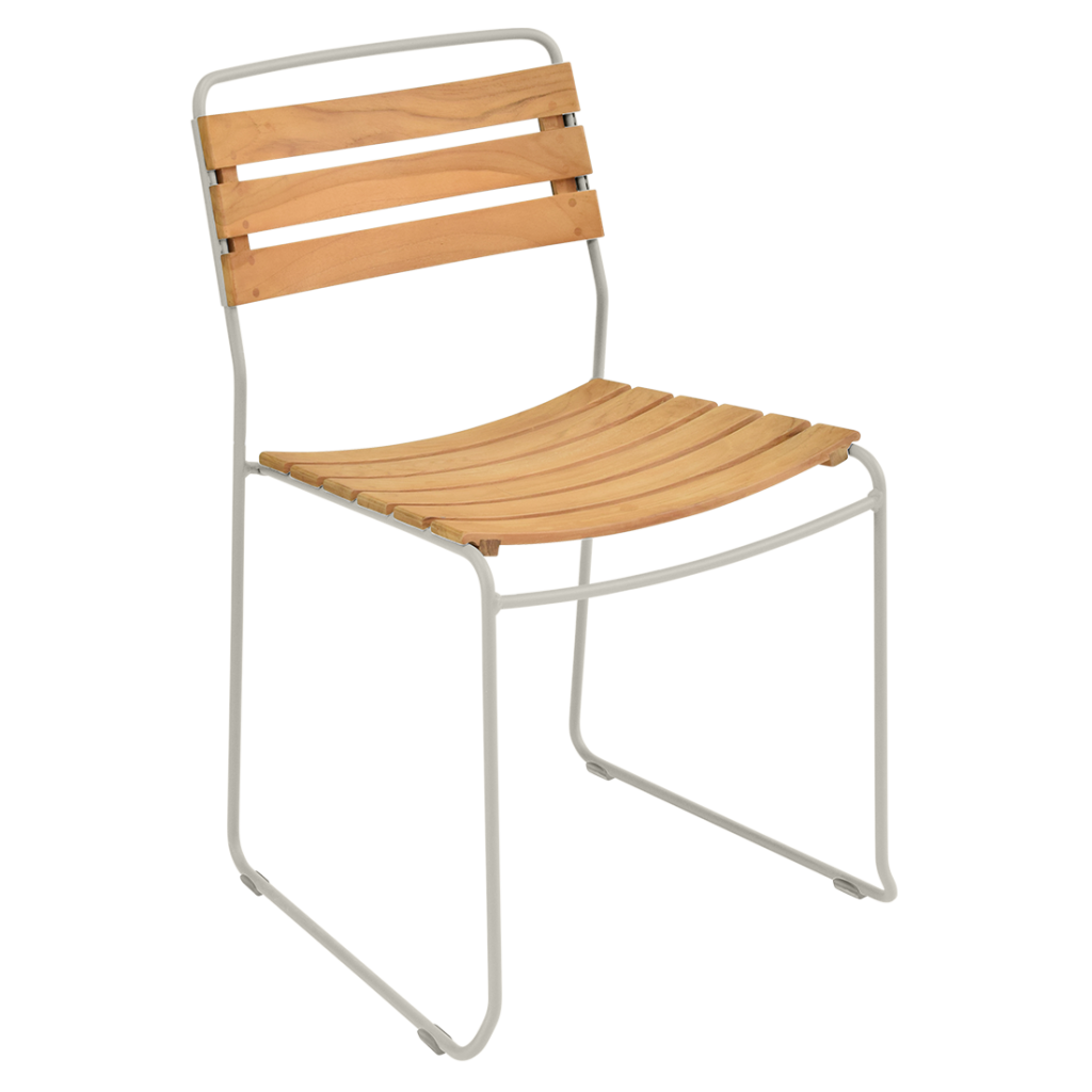 Une chaise de salle à manger en bois avec une structure en métal.