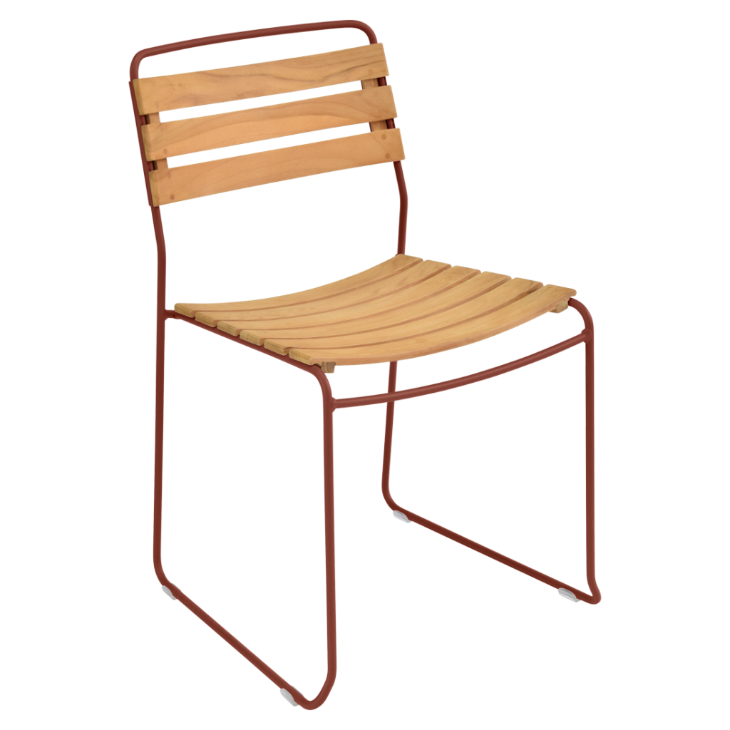 Une chaise en bois avec une structure en métal.