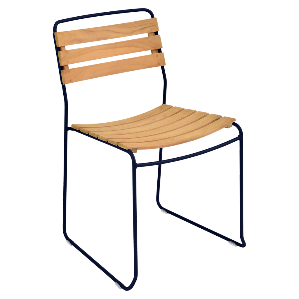 Une chaise en bois avec un cadre et des lattes noires.