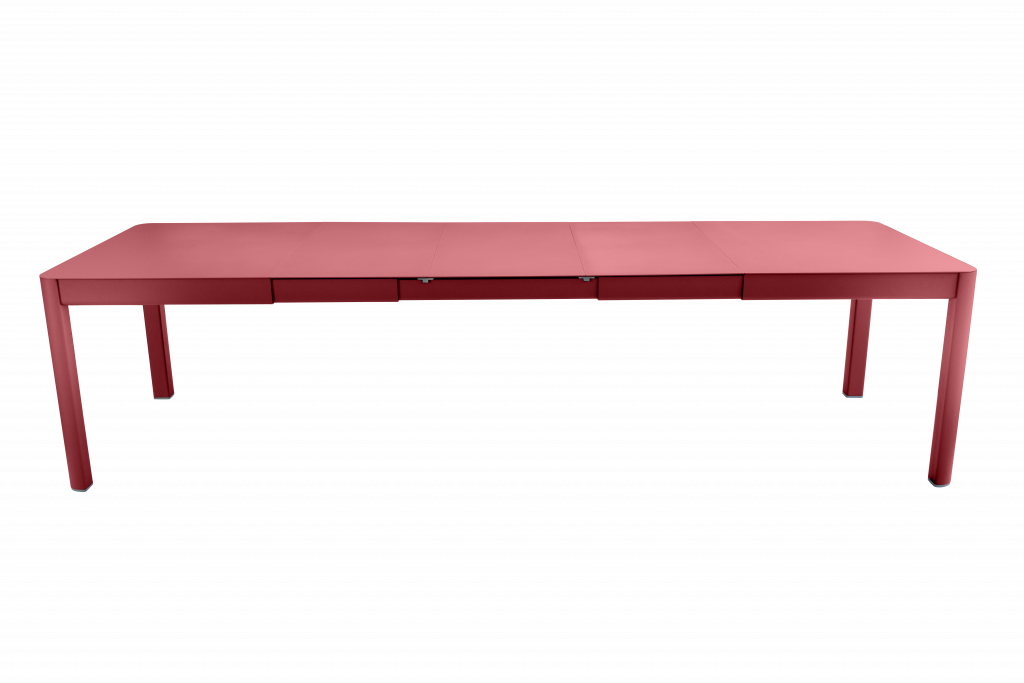 Une table à manger rouge sur fond noir.