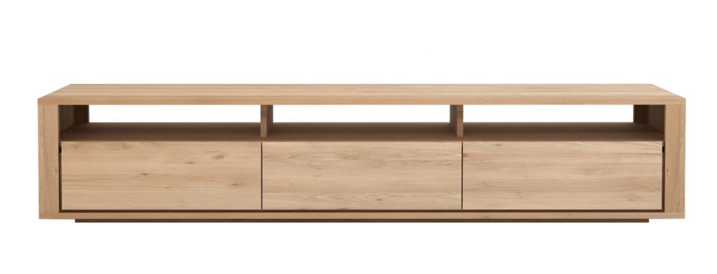 Un meuble tv en bois avec deux portes et deux tiroirs.