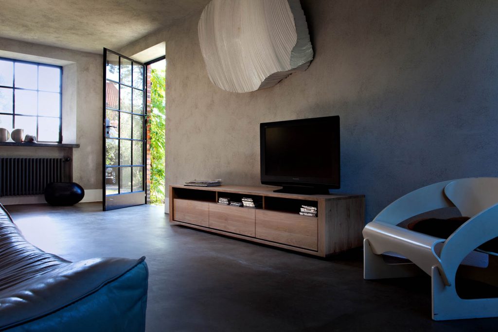 Un salon avec une télévision.