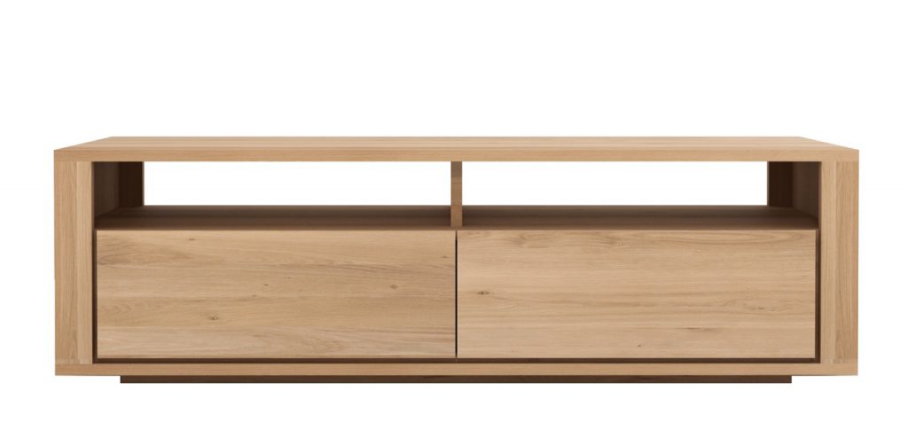 Un meuble tv en bois avec deux portes et deux tiroirs.