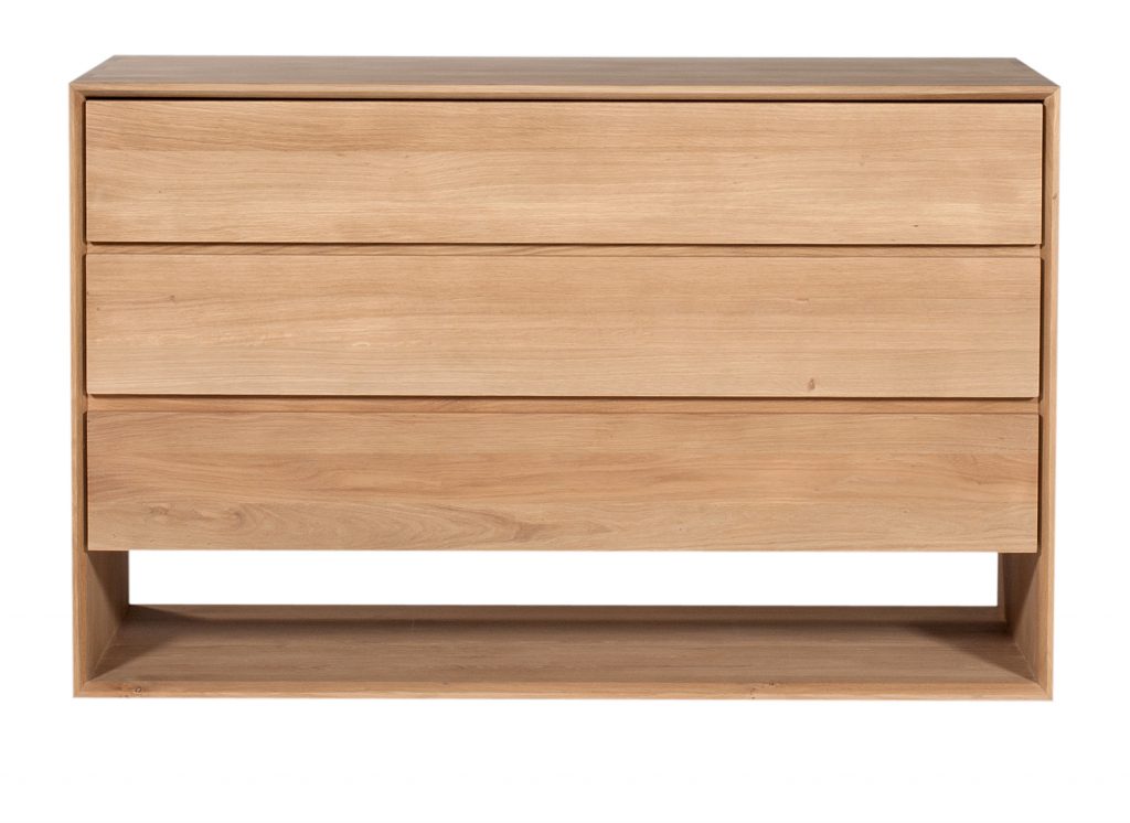 Une commode en bois sur fond blanc.