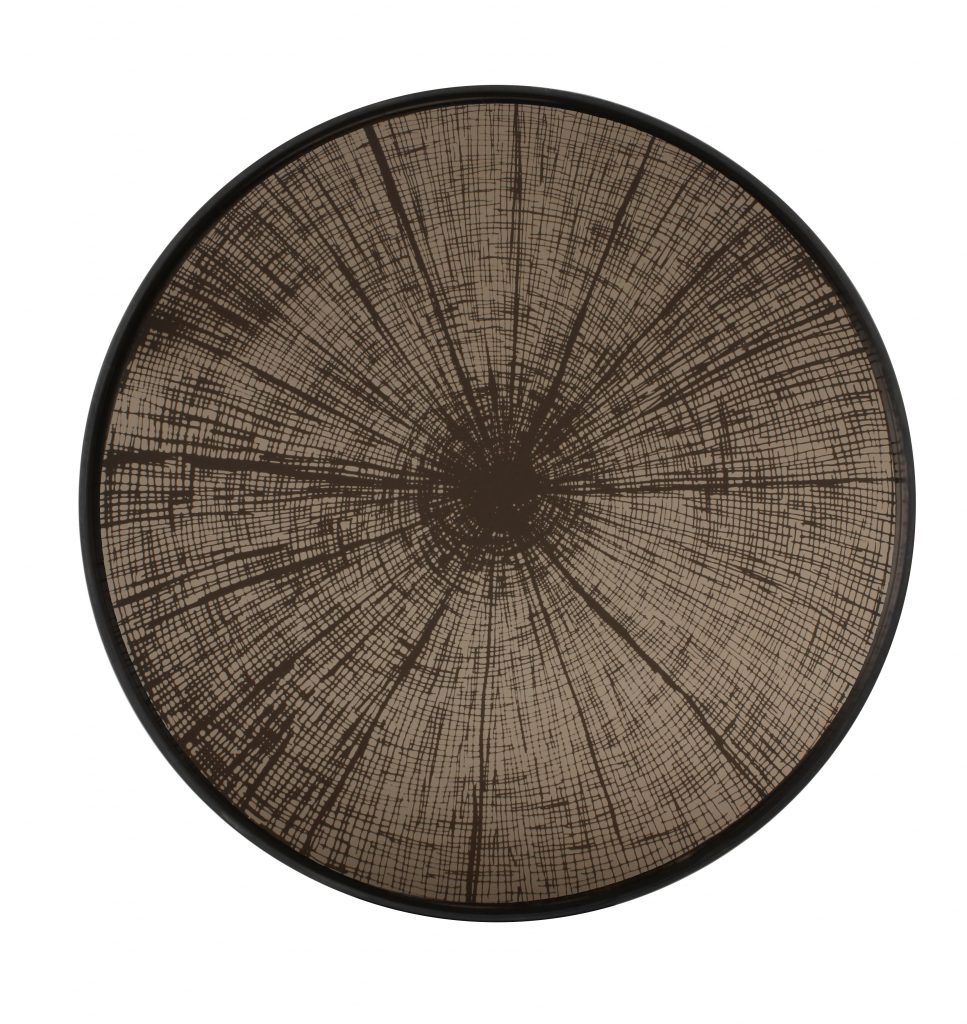 Une assiette ronde en bois au design noir et marron.