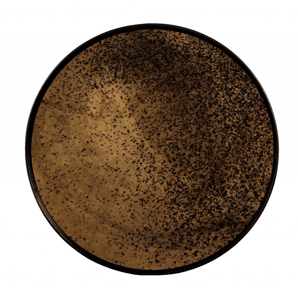 Une assiette marron avec des taches noires dessus.