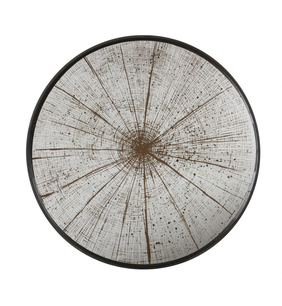 Une assiette ronde en bois au design noir et blanc.