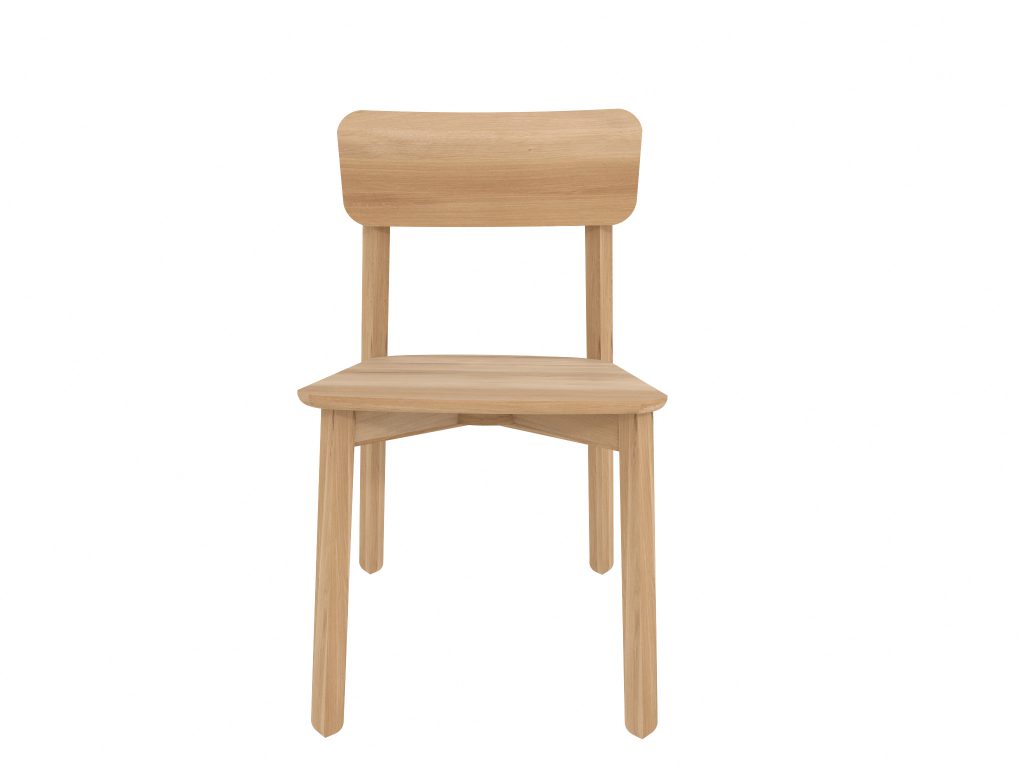 Une chaise en bois sur fond blanc.