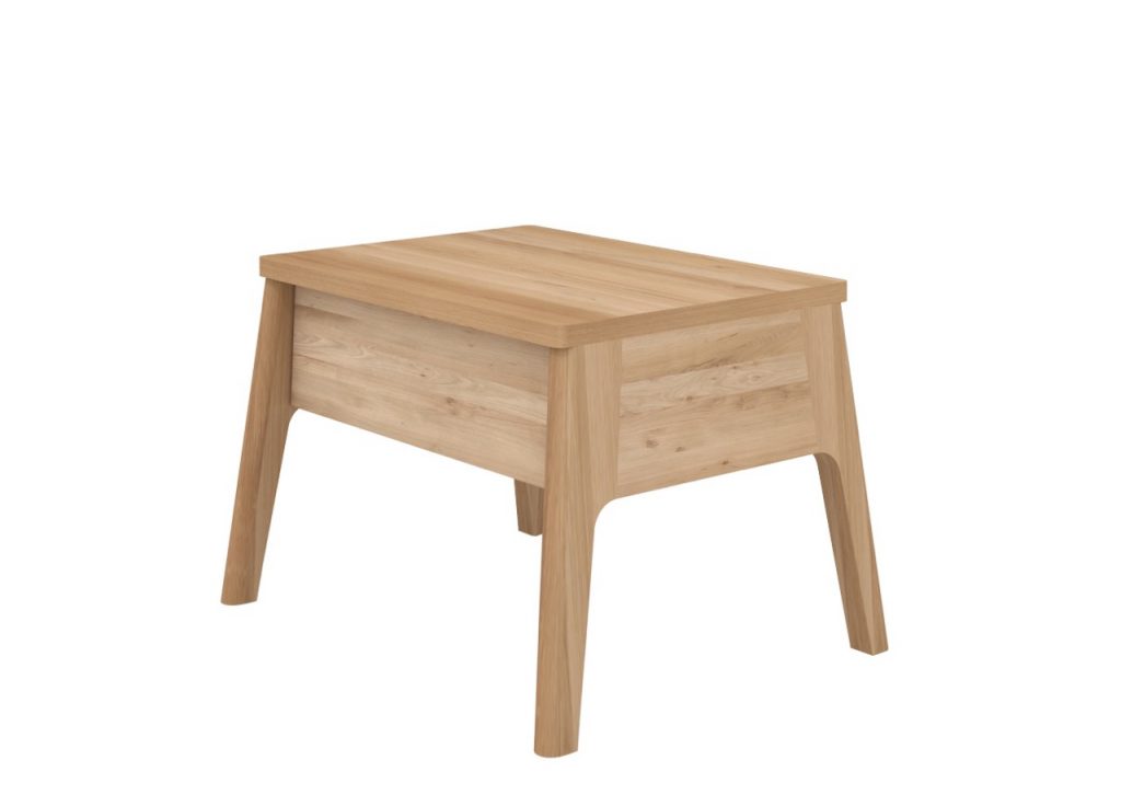 Une petite table de chevet en bois avec un tiroir.