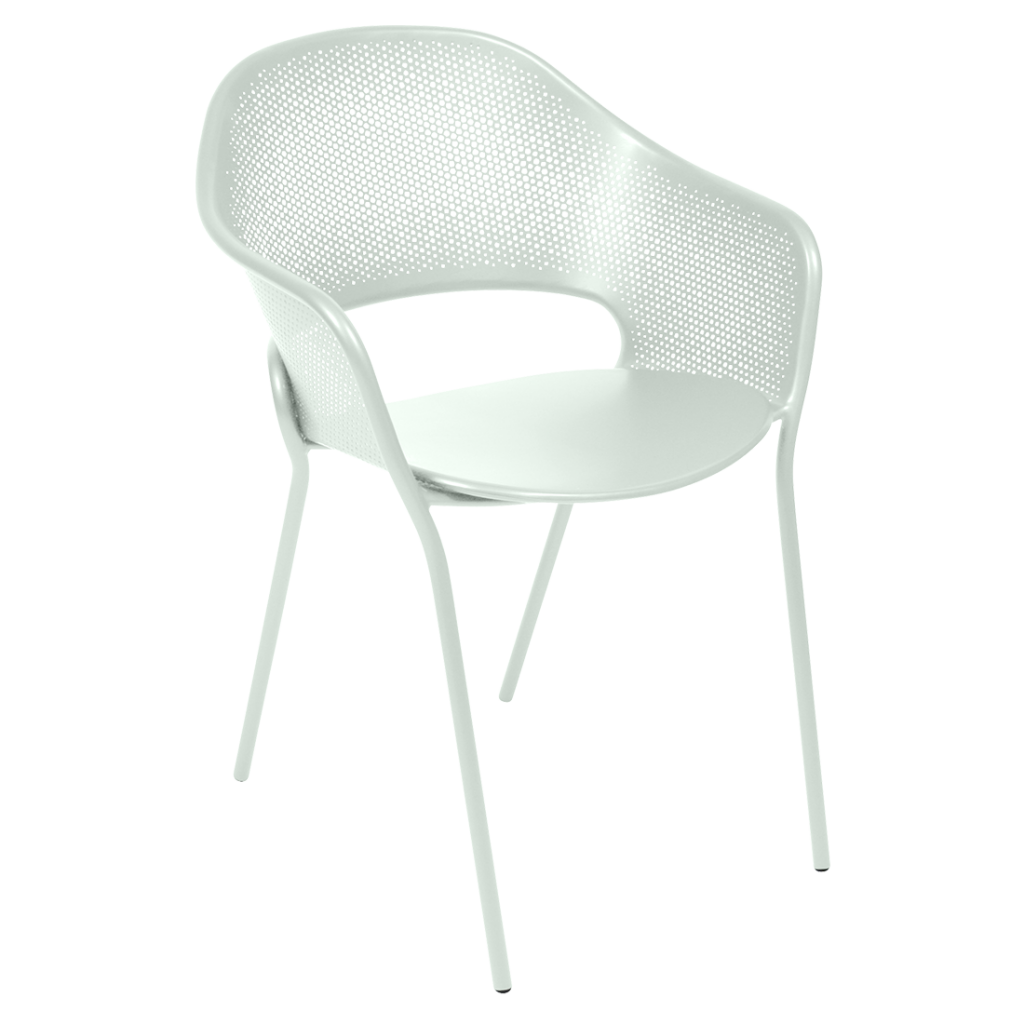 Une chaise blanche avec une structure en métal.