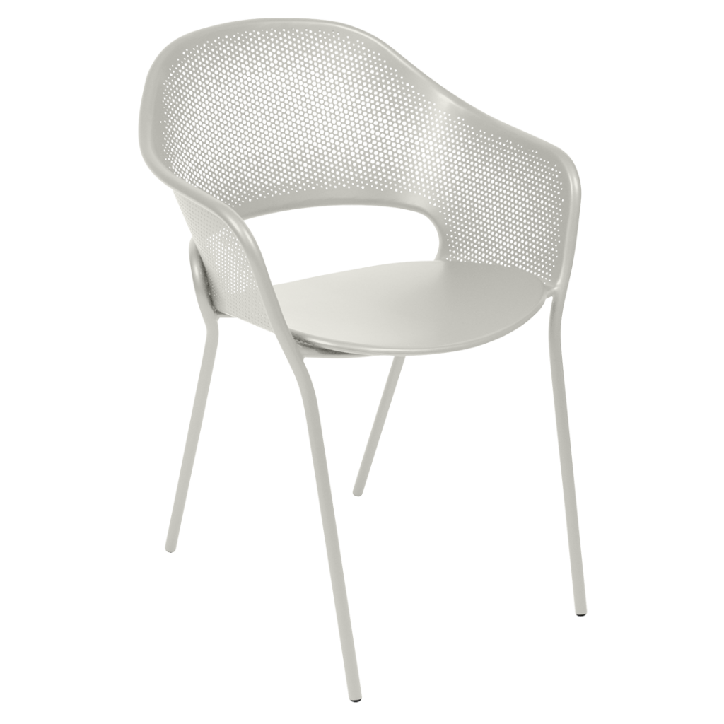 Une chaise blanche avec un siège rembourré gris.