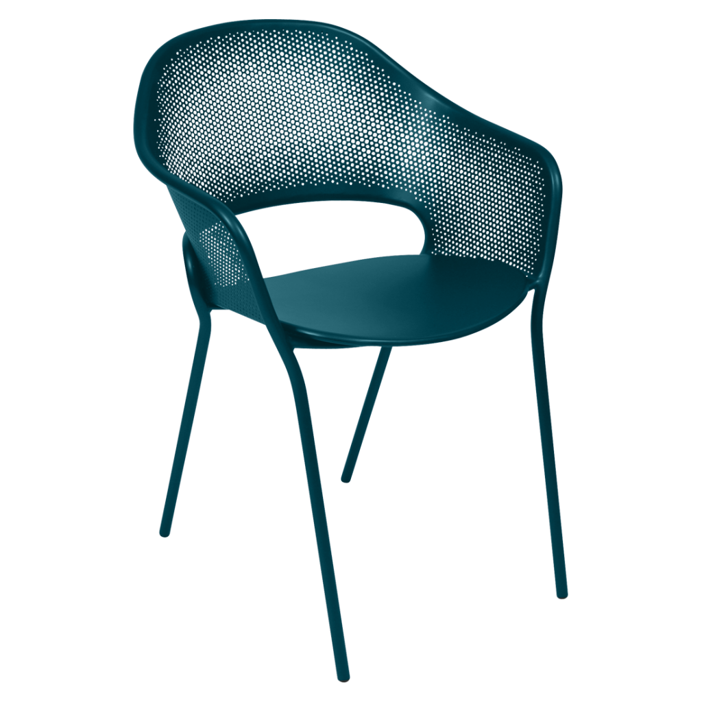 Une chaise bleu sarcelle avec un cadre noir.