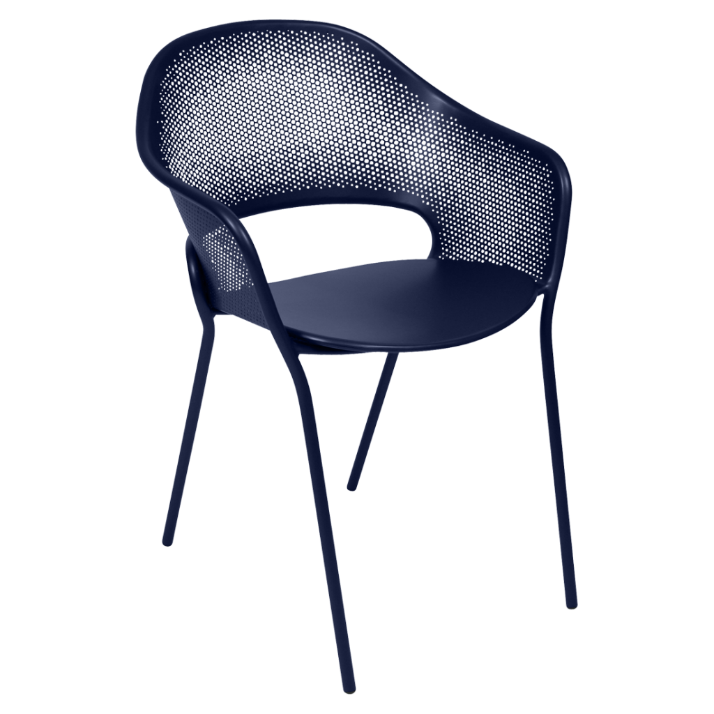 Une chaise bleu foncé avec un cadre noir.
