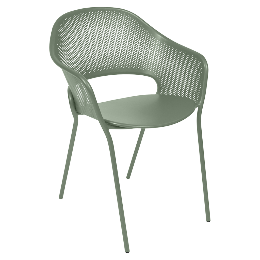 Une chaise en maille verte avec un fond blanc.