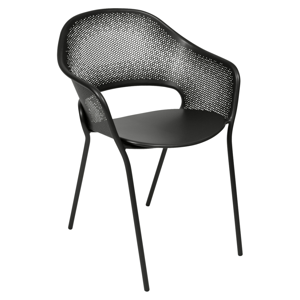 Une chaise d'extérieur noire avec un cadre noir.
