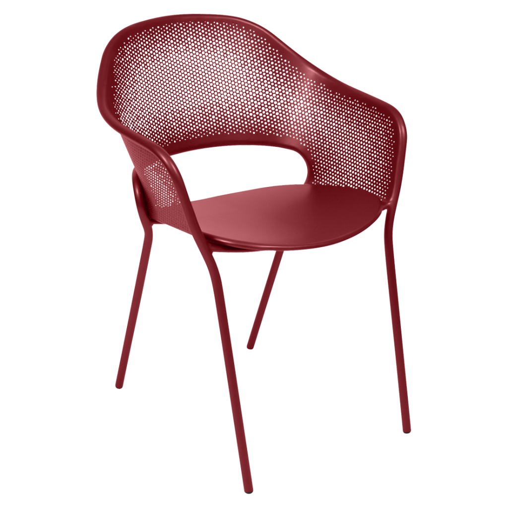Une chaise rouge avec une structure en métal.