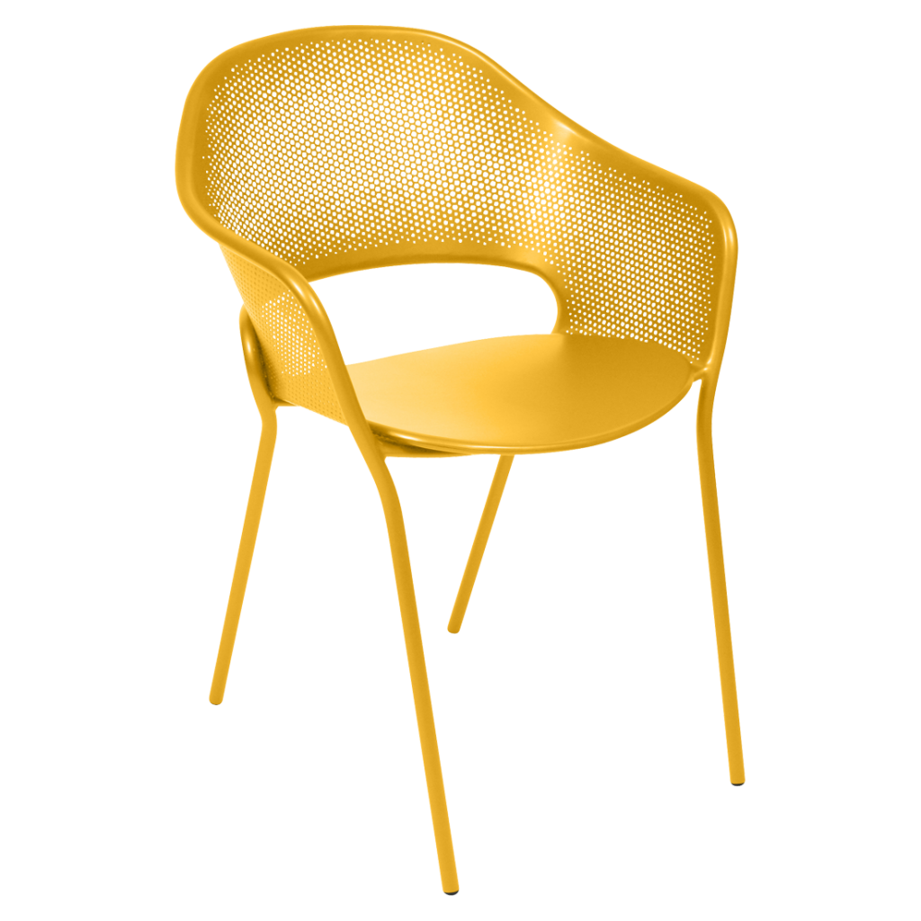 Une chaise en maille jaune sur fond blanc.