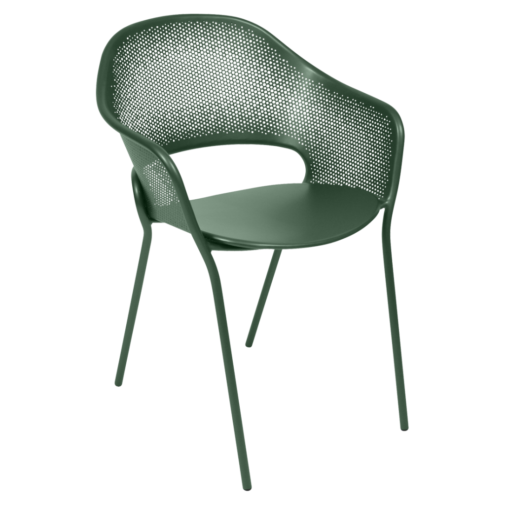 Une chaise d'extérieur verte avec une structure en métal.