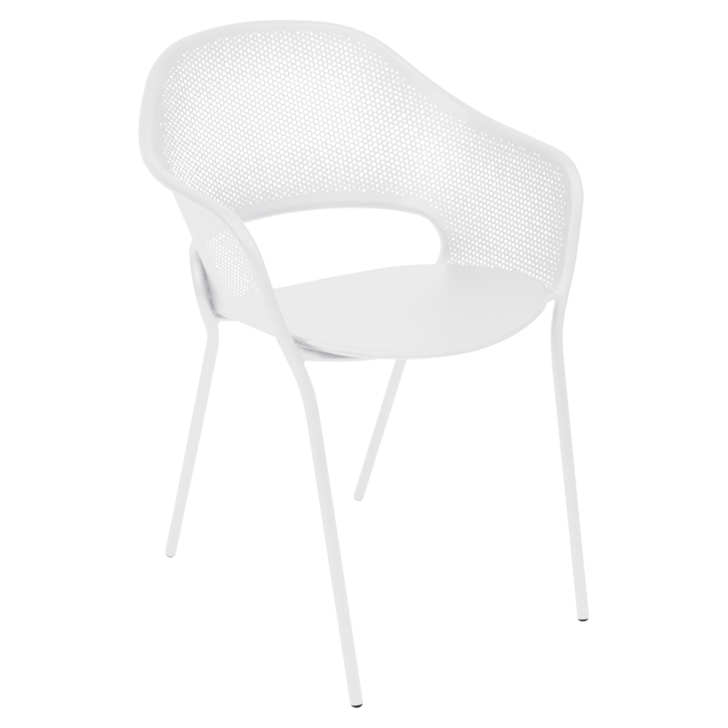 Une chaise de salle à manger blanche sur fond blanc.