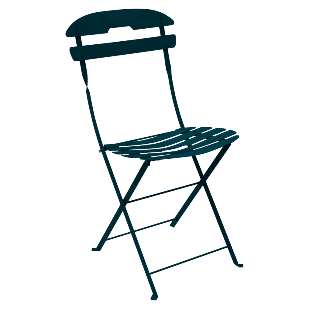 Une chaise pliante bleue sur fond blanc.