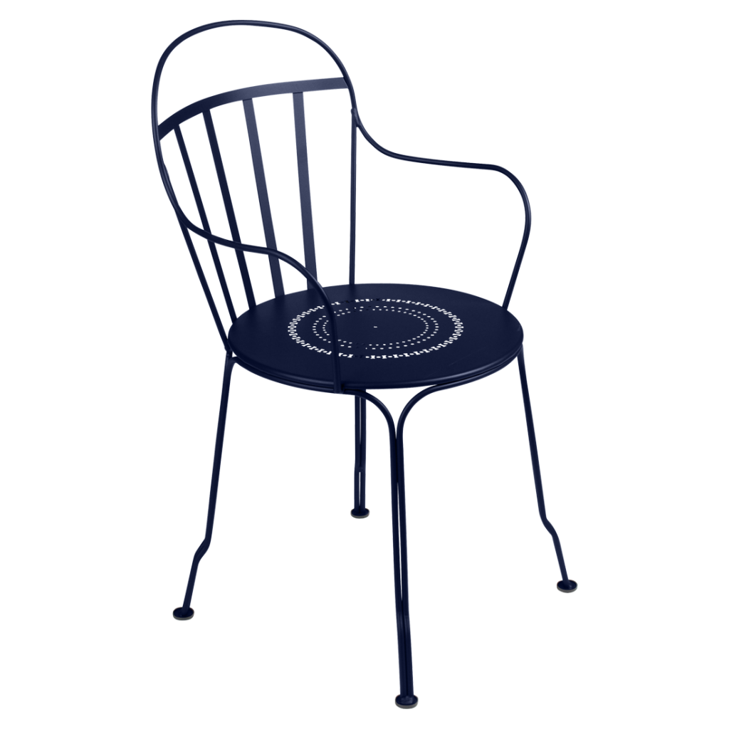 Une chaise en métal bleu sur fond blanc.