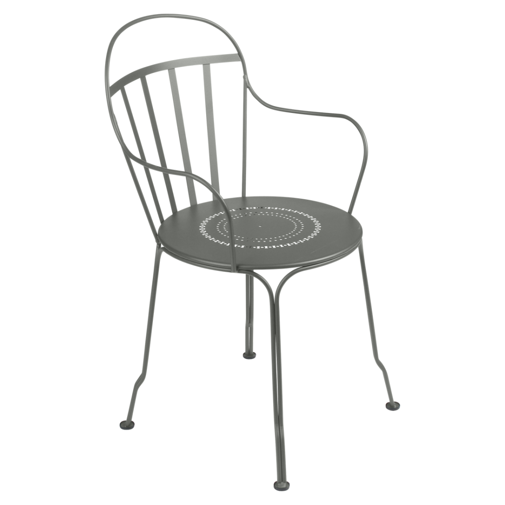 Une chaise en métal gris sur fond blanc.