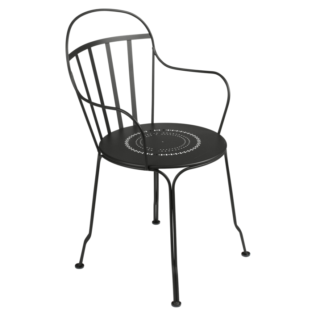Une chaise en métal noir sur fond blanc.