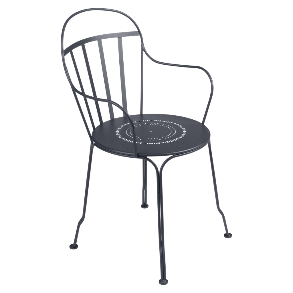 Une chaise en métal noir sur fond blanc.
