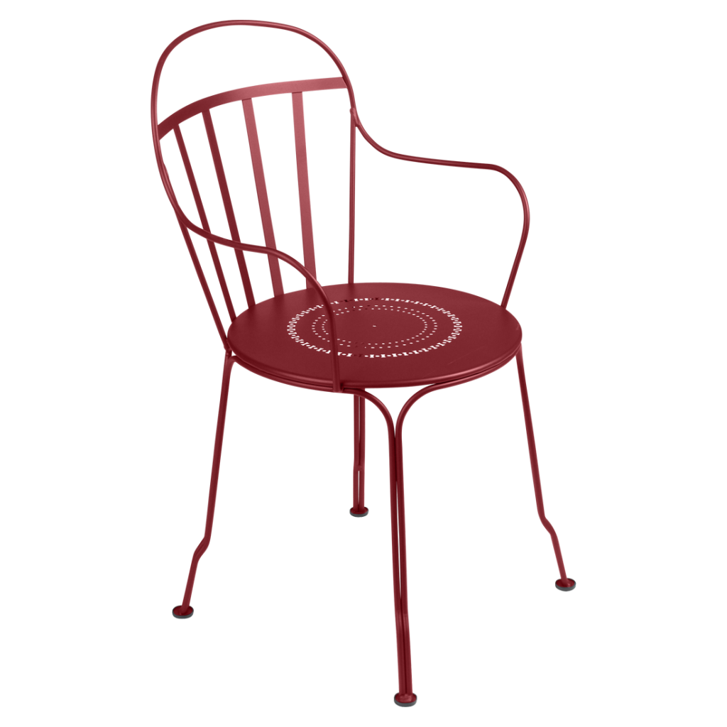 Une chaise en métal rouge sur fond blanc.