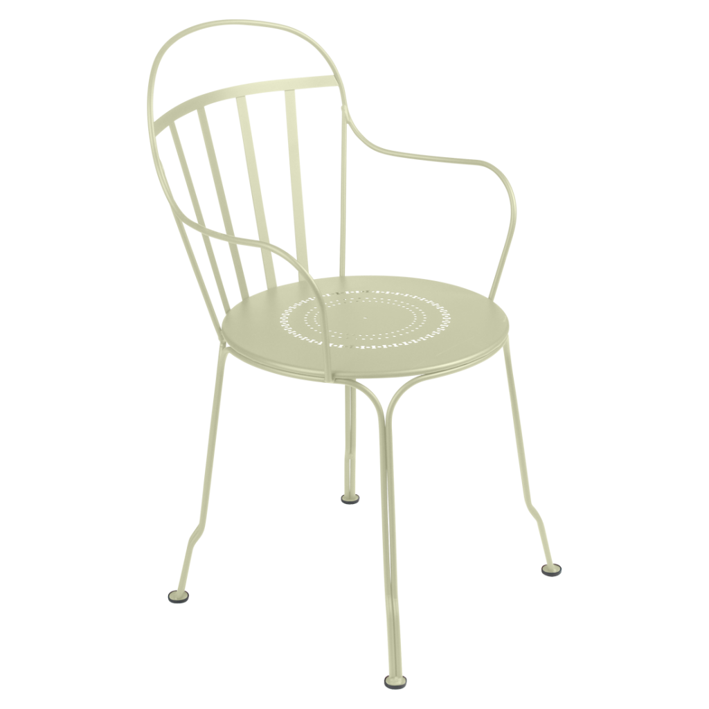 Une chaise en métal blanc avec des accoudoirs sur fond blanc.